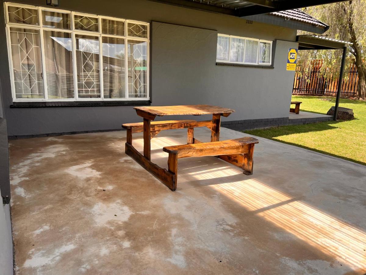 Firefly Budget Friendly Guest House Kempton Park Buitenkant foto