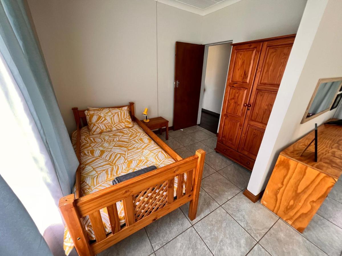 Firefly Budget Friendly Guest House Kempton Park Buitenkant foto