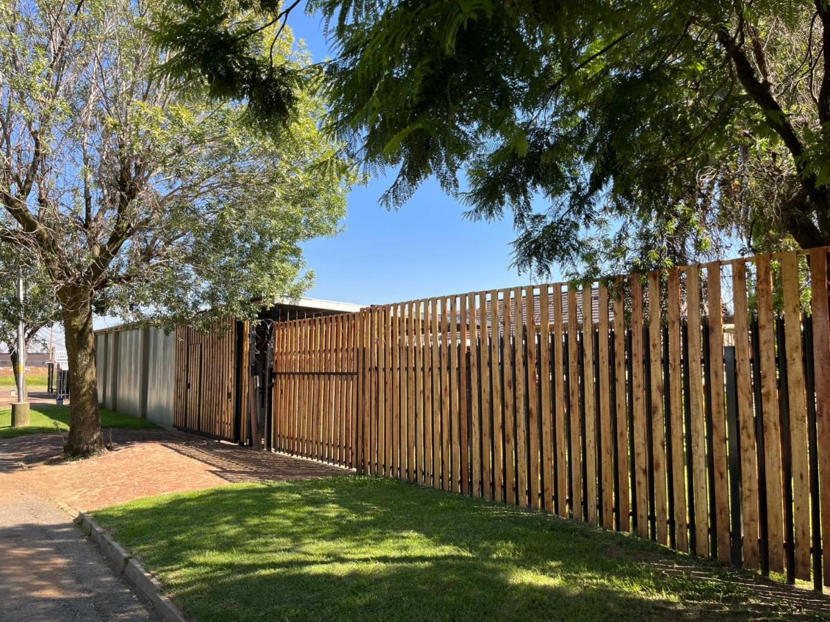 Firefly Budget Friendly Guest House Kempton Park Buitenkant foto