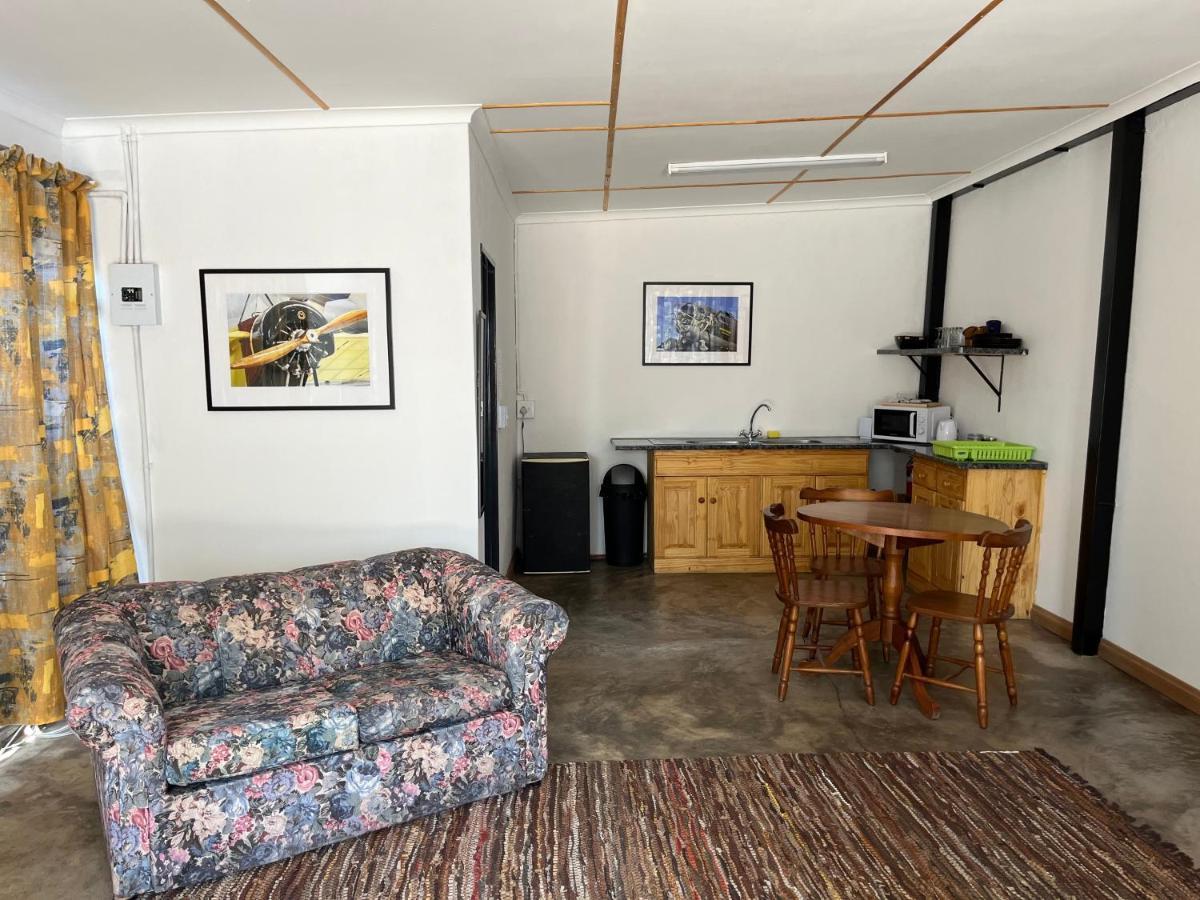 Firefly Budget Friendly Guest House Kempton Park Buitenkant foto